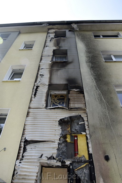 Rollerbrand dann Feuer 1 Fassadenbrand Koeln Gremberg Kroppergasse P49.JPG - Miklos Laubert